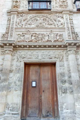 Vista de la entrada al museo arqueológico y etnológico e Granada