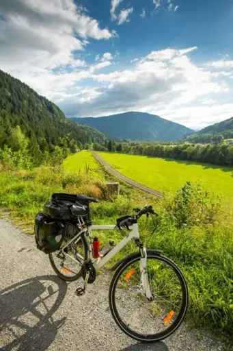 Vista del paisaje de las montañas en Granada para hacer ciclismo