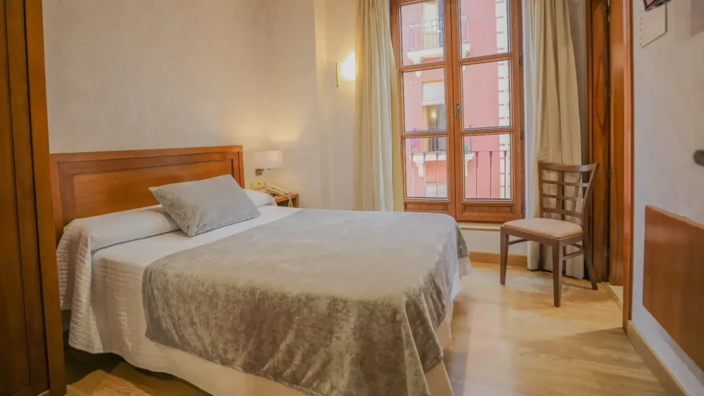 Imagen de habitación con cama de matrimonio espaciosa en el Hotel Granada Centro