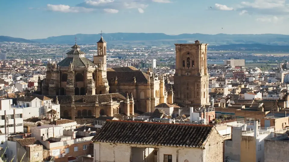 Vista panorámica donde se ve la catedral de Granada