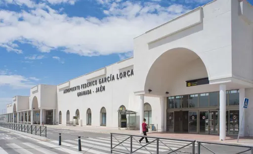 Imagen de la entrada del aeropuerto Federico García Lorca de Granada