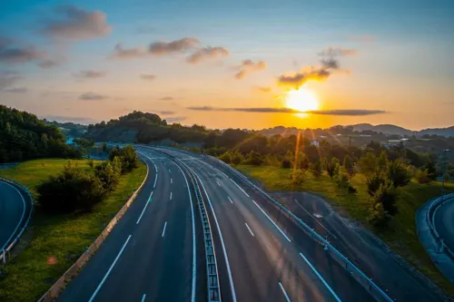 Atardecer en la autovía en Granada