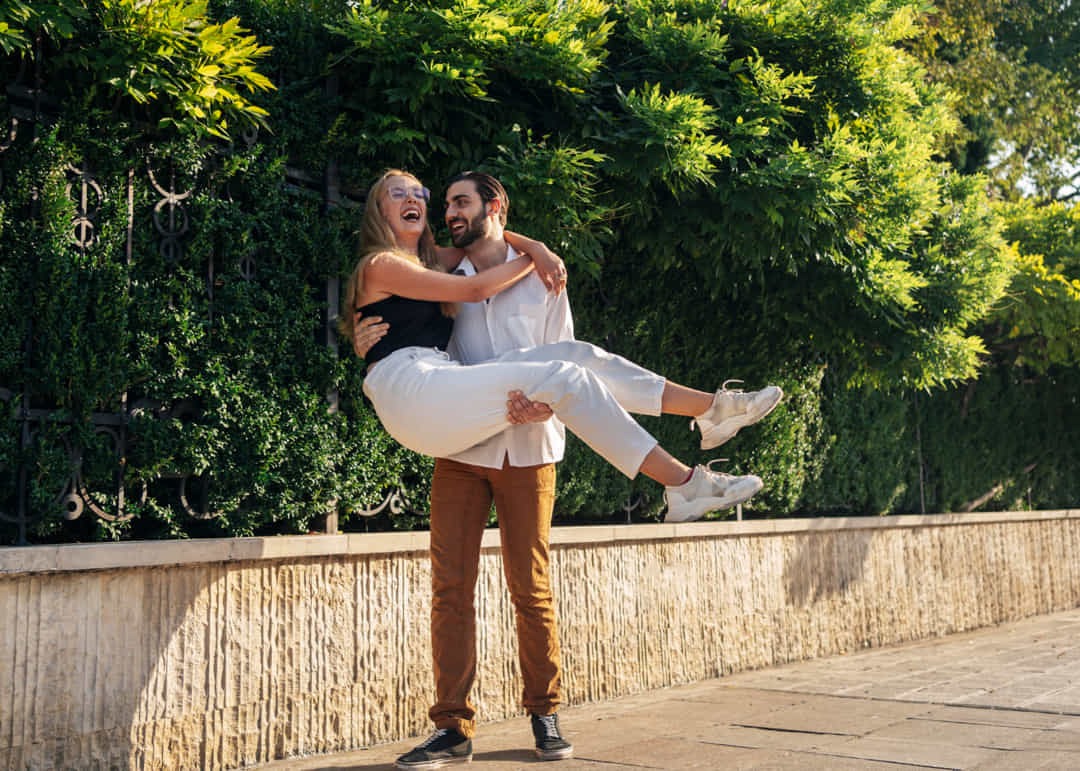 imagen de una pareja disfrutando de San Valentín en Granada