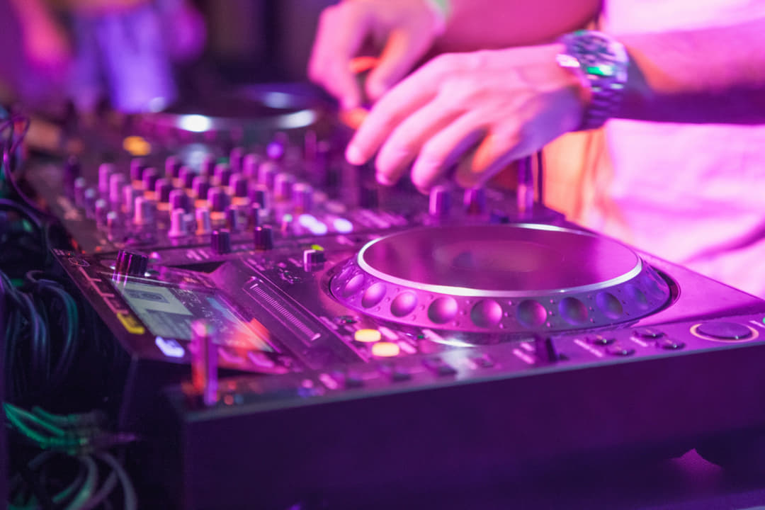 Imagen de un DJ tocando en una de las mejores discotecas de Granada