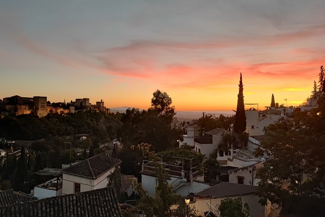 ¿A qué hora anochece en Granada?